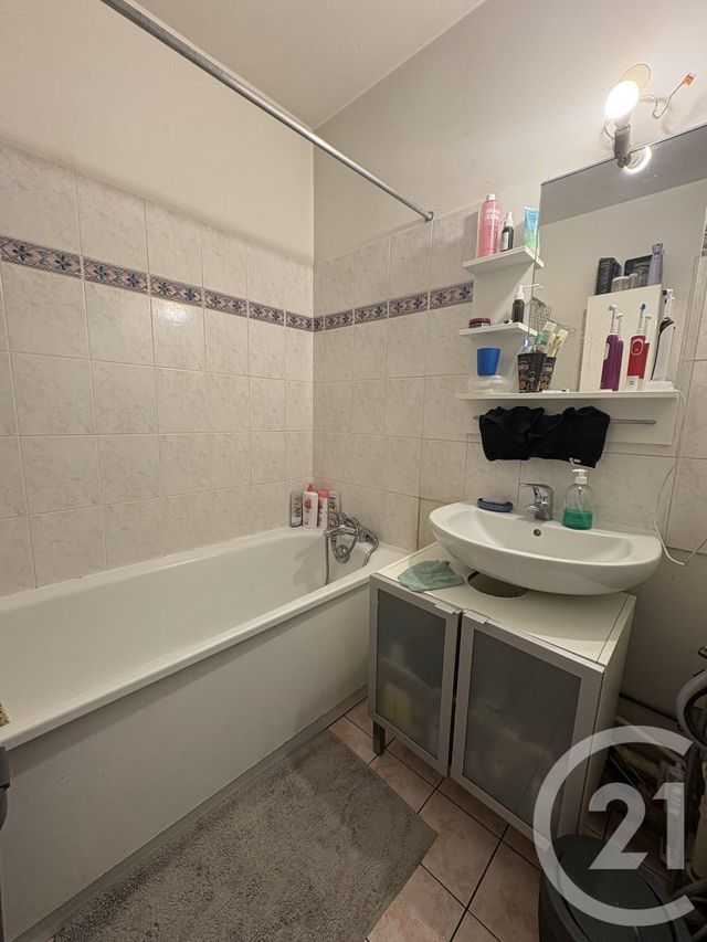 Afficher la photo en grand Appartement F3 à vendre - 3 pièces - 65,05 m2 - La Plaine St Denis - 93 - ILE-DE-FRANCE